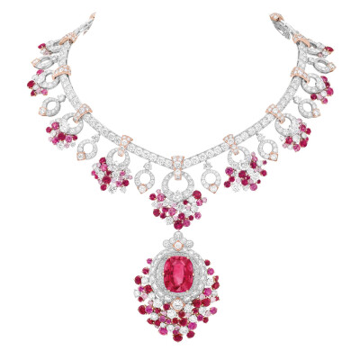 Van Cleef & Arpels 在2019年的新高级珠宝系列——「Treasure of Rubies」中推出了这件项链作品，灵感源自夏日森林中的红色浆果。设计师以红宝石来诠释盛夏果实的明快色调，营造出繁茂的自然场景，项链名称「Jardin …