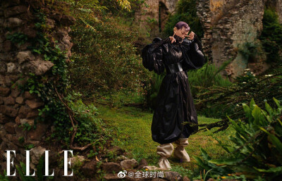 #明星时尚#李宇春 &amp;《ELLE》八月刊封面｜夸张复古的色彩和罗马风情的庄园，让整体画面有着油画般的造型美感。