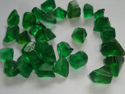 铬透辉石（英文名为Chrome Diopside），化学式为CaMg[SiO3]2钙镁硅酸盐，Cr含量达到一定程度的透辉石才能被称为铬透辉石。铬透辉石颜色以绿色为主，绿色较深，被称为“啤酒瓶绿”，并有蓝紫色、浅褐色等其他色调，更…