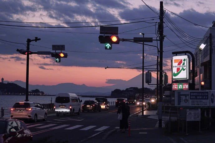 ⅞我饮过地球以南的冰
吻过炽热火山
万物都神圣
可一生只奉你为神