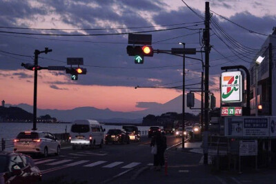 ⅞我饮过地球以南的冰
吻过炽热火山
万物都神圣
可一生只奉你为神