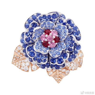 Van Cleef & Arpels 推出高级珠宝系列——Romeo & Juliet，设计灵感源自莎士比亚著名剧作「罗密欧与朱丽叶」。新作最大亮点以是红、蓝两色为主色调。