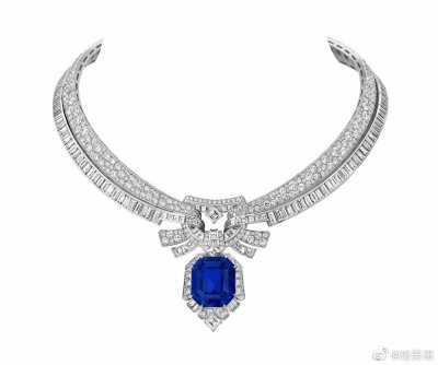 Van Cleef & Arpels 推出高级珠宝系列——Romeo & Juliet，设计灵感源自莎士比亚著名剧作「罗密欧与朱丽叶」。新作最大亮点以是红、蓝两色为主色调。