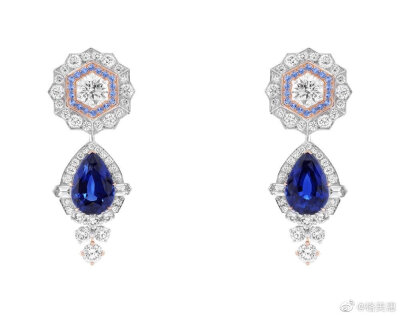 Van Cleef & Arpels 推出高级珠宝系列——Romeo & Juliet，设计灵感源自莎士比亚著名剧作「罗密欧与朱丽叶」。新作最大亮点以是红、蓝两色为主色调。