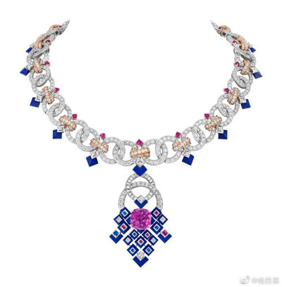 Van Cleef & Arpels 推出高级珠宝系列——Romeo & Juliet，设计灵感源自莎士比亚著名剧作「罗密欧与朱丽叶」。新作最大亮点以是红、蓝两色为主色调。