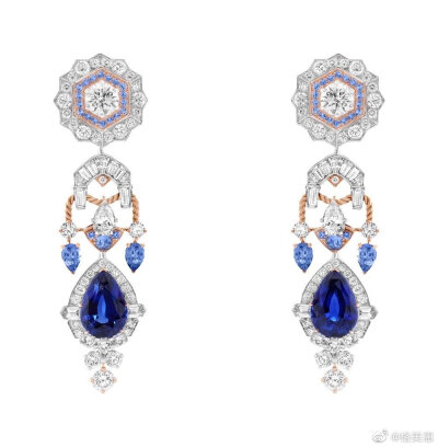 Van Cleef & Arpels 推出高级珠宝系列——Romeo & Juliet，设计灵感源自莎士比亚著名剧作「罗密欧与朱丽叶」。新作最大亮点以是红、蓝两色为主色调。