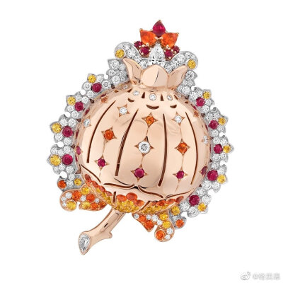 Van Cleef & Arpels 推出高级珠宝系列——Romeo & Juliet，设计灵感源自莎士比亚著名剧作「罗密欧与朱丽叶」。新作最大亮点以是红、蓝两色为主色调。