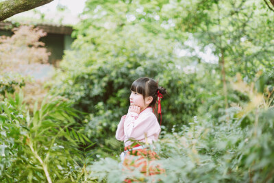 策马难追的我
摄影：洪小漩
出镜：芳家的晨晨和伊伊
大一时，在学校傻吃傻乐的我收到你的来电，给我发请柬来了。
我一下子懵了，自从高中不在一个学校念书后，其实我并不是特别了解你的人生轨迹。但是，在20岁上…