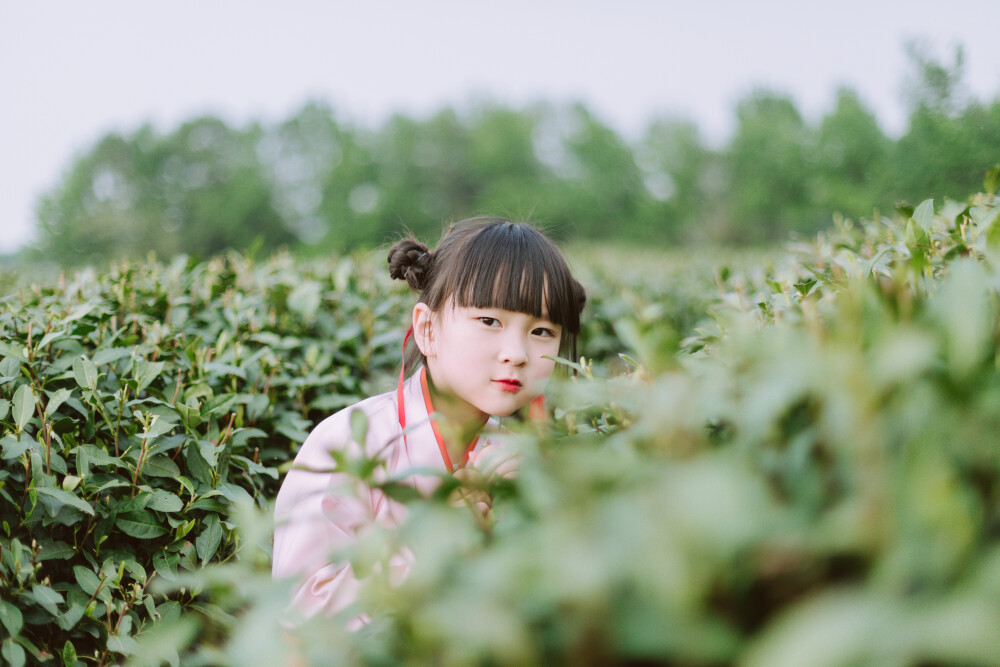 策马难追的我
摄影：洪小漩
出镜：芳家的晨晨和伊伊
大一时，在学校傻吃傻乐的我收到你的来电，给我发请柬来了。
我一下子懵了，自从高中不在一个学校念书后，其实我并不是特别了解你的人生轨迹。但是，在20岁上下这个年纪嫁人这件事，着实是惊着我了。
在此之前，我一直以为，是要念完大学玩几年才会考虑结婚生子的。我还自以为是地将自己这种想法认定为是不负青春。
后来的十年里，我为自己的这种执念付出了代价，活生生把自己耽误成了晚婚晚育的典型代表。
平日里，看你在朋友圈晒小姐妹们的日常，我感觉似乎感觉云养了一双女儿。你说，孩子们大了，爱美了，会偷偷涂你的口红了。
孩子们这个年纪，不正是我们当初初识的年纪么。那时候的我们，何不是偷拿爸妈的东西聚在一起过家家，假装自己是大人了。