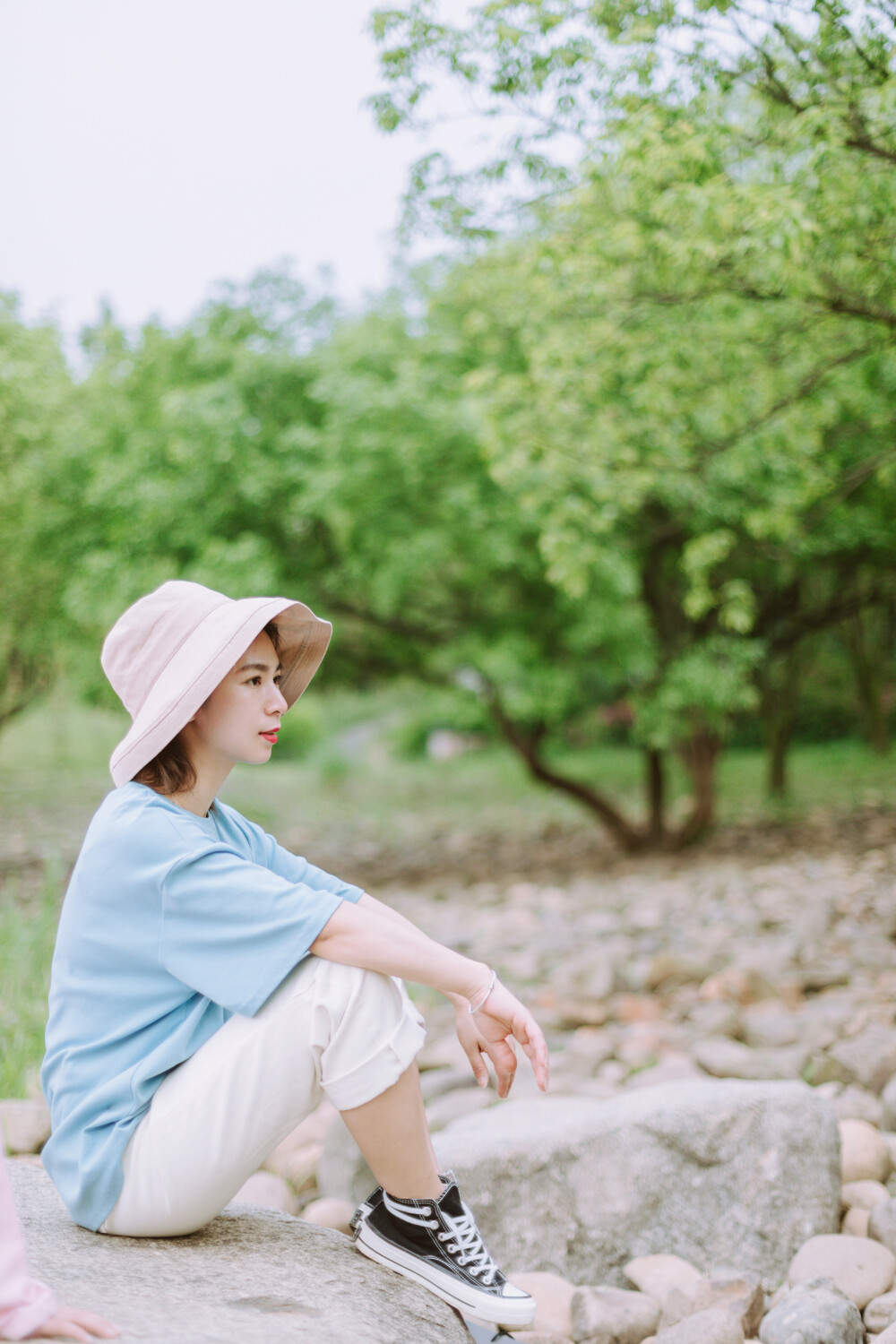 策马难追的我
摄影：洪小漩
出镜：芳家的晨晨和伊伊
大一时，在学校傻吃傻乐的我收到你的来电，给我发请柬来了。
我一下子懵了，自从高中不在一个学校念书后，其实我并不是特别了解你的人生轨迹。但是，在20岁上下这个年纪嫁人这件事，着实是惊着我了。
在此之前，我一直以为，是要念完大学玩几年才会考虑结婚生子的。我还自以为是地将自己这种想法认定为是不负青春。
后来的十年里，我为自己的这种执念付出了代价，活生生把自己耽误成了晚婚晚育的典型代表。
平日里，看你在朋友圈晒小姐妹们的日常，我感觉似乎感觉云养了一双女儿。你说，孩子们大了，爱美了，会偷偷涂你的口红了。
孩子们这个年纪，不正是我们当初初识的年纪么。那时候的我们，何不是偷拿爸妈的东西聚在一起过家家，假装自己是大人了。