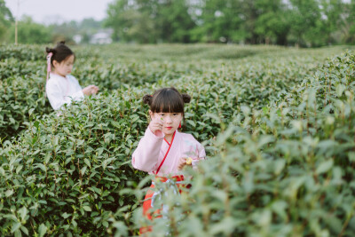 策马难追的我
摄影：洪小漩
出镜：芳家的晨晨和伊伊
大一时，在学校傻吃傻乐的我收到你的来电，给我发请柬来了。
我一下子懵了，自从高中不在一个学校念书后，其实我并不是特别了解你的人生轨迹。但是，在20岁上…