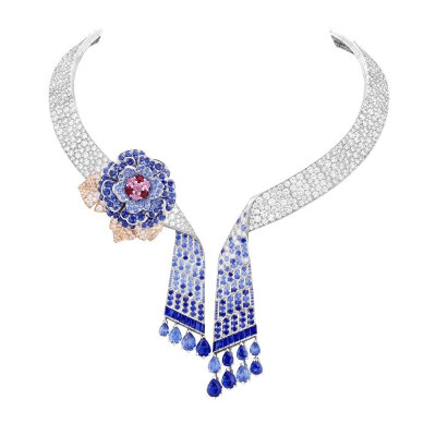 Van Cleef & Arpels 推出高级珠宝系列——Romeo & Juliet，设计灵感源自莎士比亚著名剧作「罗密欧与朱丽叶」。新作最大亮点以是红、蓝两色为主色调。