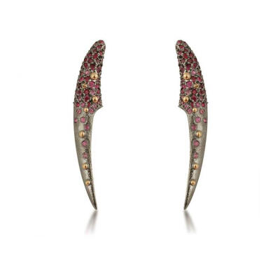  土耳其珠宝设计师 Arman Suciyan 「Odyssey」系列的新一季作品，灵感源自古代神话中的女神形象，设计师用不同的飞鸟象征这些神祗，例如仙鹤、苍鹭、猫头鹰、凤凰，展现出诗意而浪漫的气息。