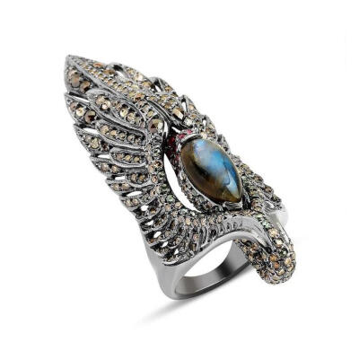  土耳其珠宝设计师 Arman Suciyan 「Odyssey」系列的新一季作品，灵感源自古代神话中的女神形象，设计师用不同的飞鸟象征这些神祗，例如仙鹤、苍鹭、猫头鹰、凤凰，展现出诗意而浪漫的气息。