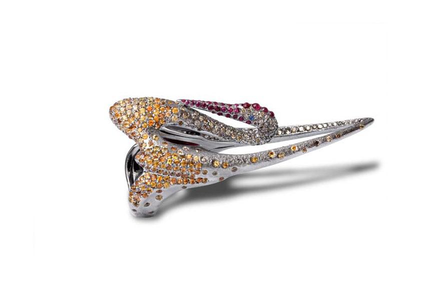  土耳其珠宝设计师 Arman Suciyan 「Odyssey」系列的新一季作品，灵感源自古代神话中的女神形象，设计师用不同的飞鸟象征这些神祗，例如仙鹤、苍鹭、猫头鹰、凤凰，展现出诗意而浪漫的气息。