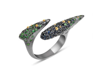  土耳其珠宝设计师 Arman Suciyan 「Odyssey」系列的新一季作品，灵感源自古代神话中的女神形象，设计师用不同的飞鸟象征这些神祗，例如仙鹤、苍鹭、猫头鹰、凤凰，展现出诗意而浪漫的气息。