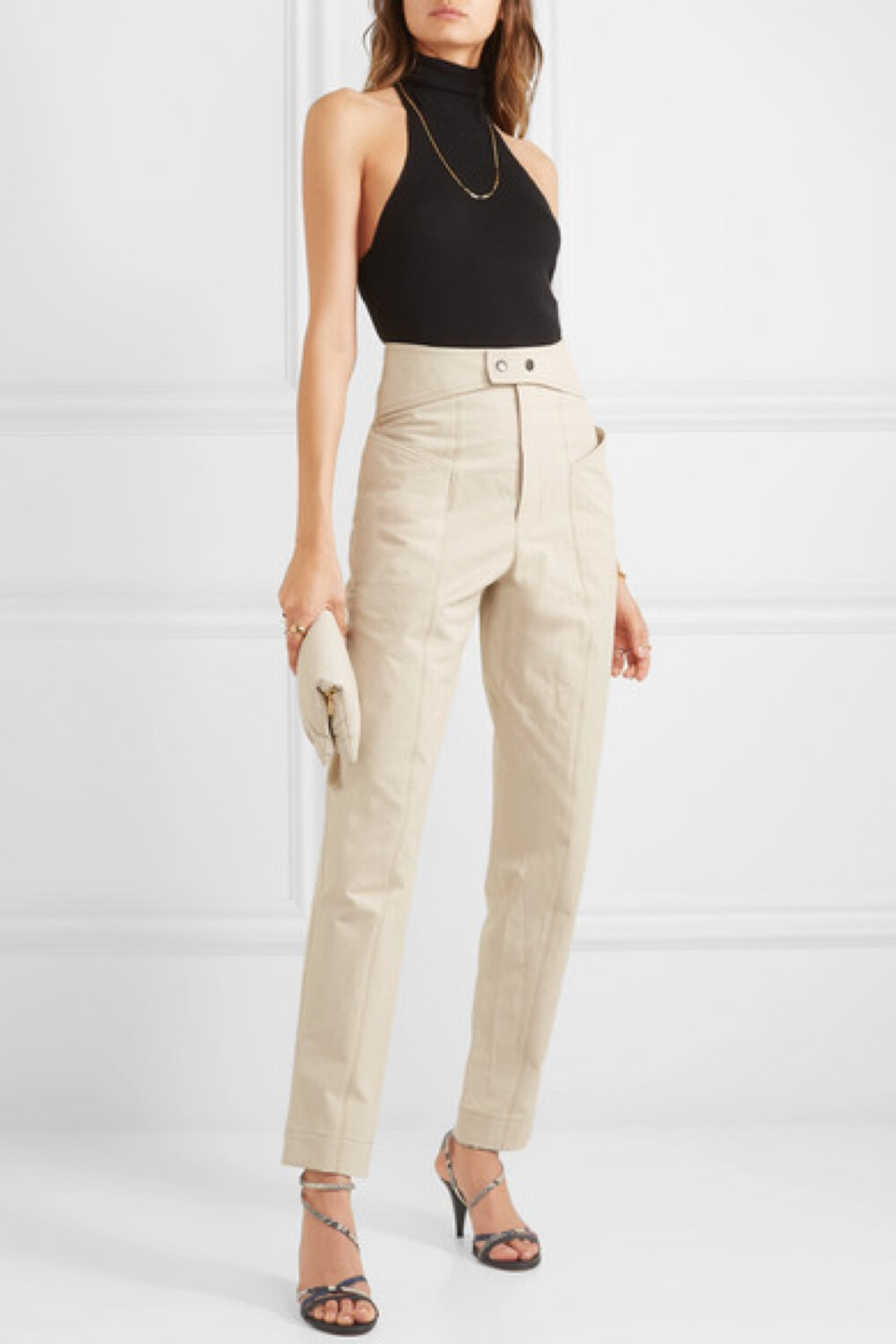 Isabel Marant 称品牌 2019 早秋系列精致帅气，这款 “Lixy” 锥形裤即成功诠释了这一季的主题。单品以纯棉斜纹布制成，正面设有工装风裤兜。建议将毛衣或连体紧身衣的下摆束入腰间，来凸显其高腰腰头上的摁扣腰带细节。