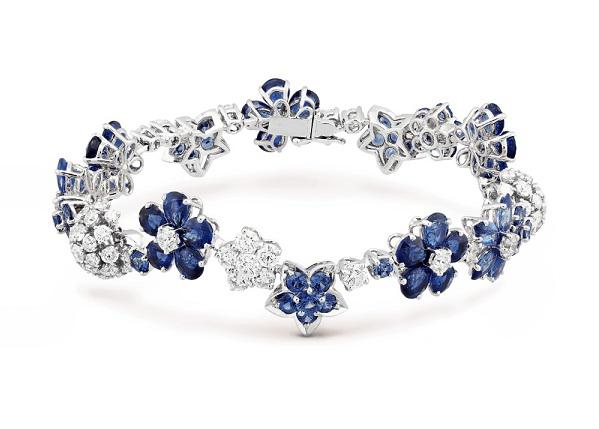        Van Cleef & Arpels（梵克雅宝）推出Folie des Prés系列新一季珠宝作品。以野生花朵为灵感，采用红宝石与钻石搭配，通过丰富的切割琢形来演绎花卉百态，花朵间自然衔接，构成色彩斑斓的花簇，展现野花蓬勃的生命力。