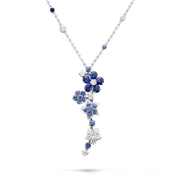        Van Cleef & Arpels（梵克雅宝）推出Folie des Prés系列新一季珠宝作品。以野生花朵为灵感，采用红宝石与钻石搭配，通过丰富的切割琢形来演绎花卉百态，花朵间自然衔接，构成色彩斑斓的花簇，展现野花蓬勃的生命力。