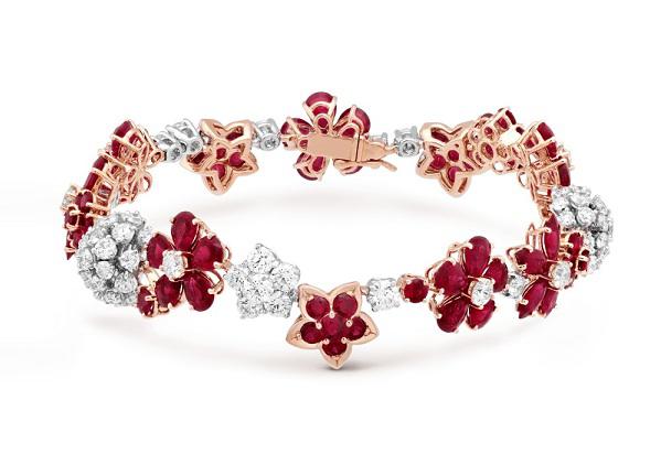        Van Cleef & Arpels（梵克雅宝）推出Folie des Prés系列新一季珠宝作品。以野生花朵为灵感，采用红宝石与钻石搭配，通过丰富的切割琢形来演绎花卉百态，花朵间自然衔接，构成色彩斑斓的花簇，展现野花蓬勃的生命力。