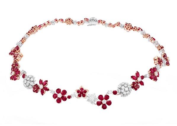        Van Cleef & Arpels（梵克雅宝）推出Folie des Prés系列新一季珠宝作品。以野生花朵为灵感，采用红宝石与钻石搭配，通过丰富的切割琢形来演绎花卉百态，花朵间自然衔接，构成色彩斑斓的花簇，展现野花蓬勃的生命力。