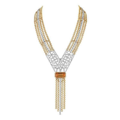 Chanel香奈儿推出Secrets d'Orients系列高级珠宝新作
Secrets d'Orients系列高级珠宝模仿木窗上的花纹，将几何圆形错叠延展，构成繁复的装饰图腾，搭配帝王托帕石、Akoya 珍珠，再现阿拉伯建筑的温暖色调。