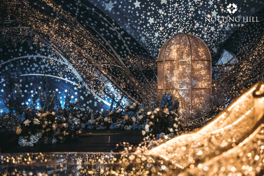 曾徘徊的风景 停驻的足迹
在岁月中凝滞成万千星光中一点
我将它悄悄地埋进你的心内
让时光翻阅温软
留下白昼与黑夜的轻呢
解读它与众不同的蕴意
点亮我独一无二的星耀
《La seule promesse》