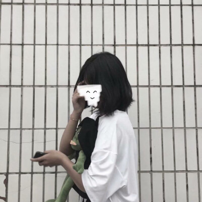 短发女孩