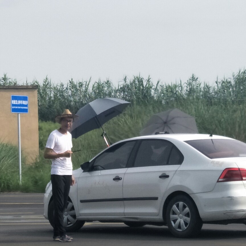 在驾校学车
我刚开完一圈教练突然说和别人换一辆开
一开始很不情愿
开了十多天的都习惯了的车说换就换了
可是后来就想通了——
很多东西
好像是不该成为习惯
