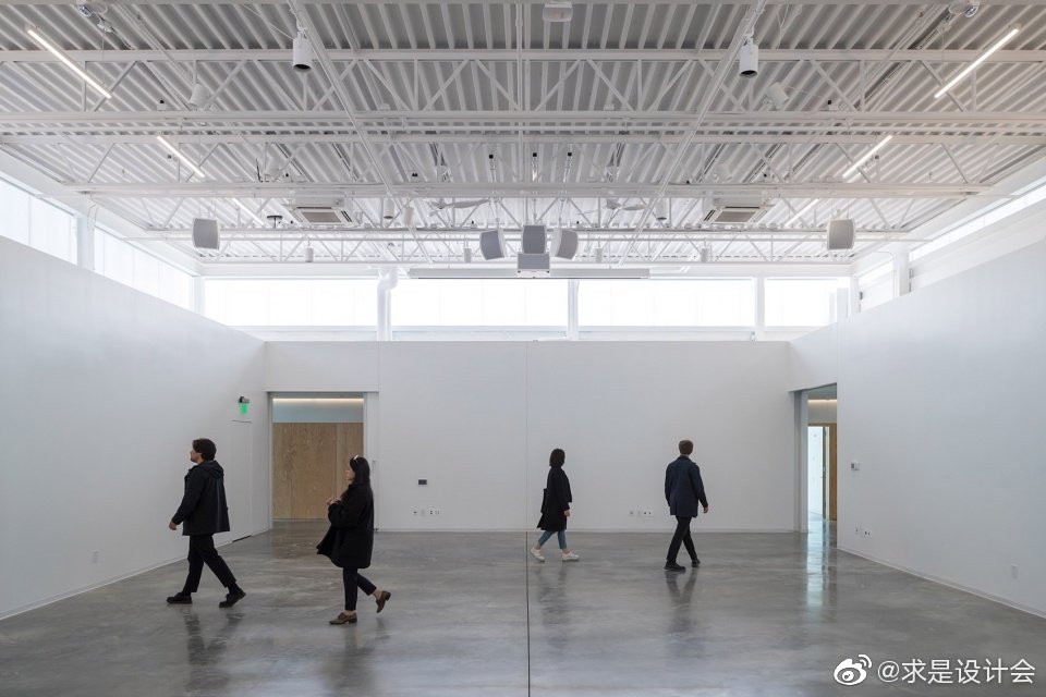 哈佛大学的 artlab 是一个跨学科的艺术空间，位于马萨诸塞州剑桥市的 Allston 校区。设计充分迎合了使用者的需要，9000 平方英尺的空间将为学生、教室、访问艺术家以及更广泛的社区提供服务。#求是爱设计#