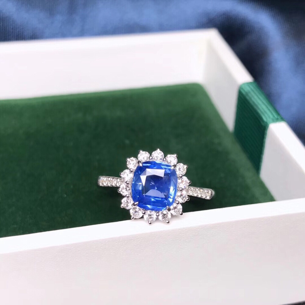 新品现货一件天然蓝宝石戒指
主石1.57ct，天然无烧矢车菊，晶体，颜色火彩都很不错，台面也挺大的，钻石0.501ct，现货13.5#可改～