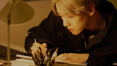 Baekhyun solo album
City Lights
图源微博