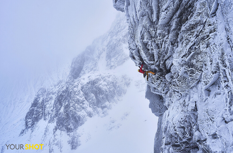 步步高升
一名登山者选择了困难模式攀登苏格兰的本尼维斯山。这座山海拔1343米，是英国最高的山。摄影：HAMISH FROST