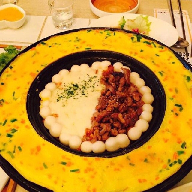 鸡蛋饼牛肉芝士锅 ​。