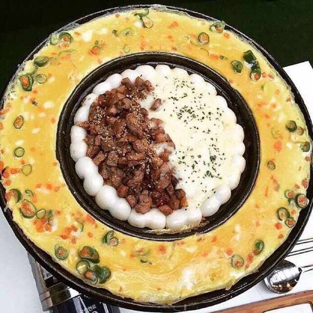 鸡蛋饼牛肉芝士锅 ​。