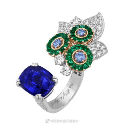 Van Cleef & Arpels 推出高级珠宝系列——Romeo & Juliet，设计灵感源自莎士比亚著名剧作「罗密欧与朱丽叶」。新作最大亮点以是红、蓝两色为主色调。