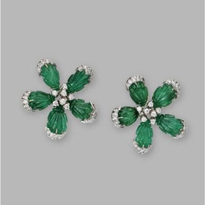 ATTRACTIVE PAIR OF EMERALD AND NATURAL PEARL PENDENT EARRINGS