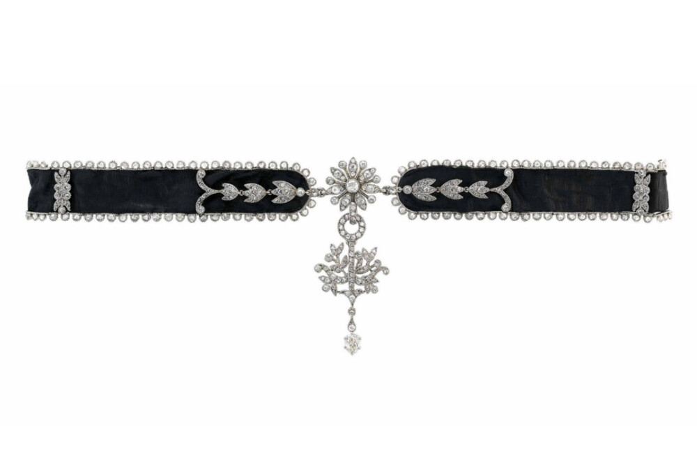 鉴藏日记的照片 - 微相册BLACK IN CARTIER | 卡地亚的黑色
美好年代里卡地亚的黑丝带珠宝，绝对称得上是最优雅的黑色。
除了丝带，黑天鹅绒款式也非常受欢迎。
当时的亚历山德拉王后，就经常佩戴这类Choker。 ​​​​