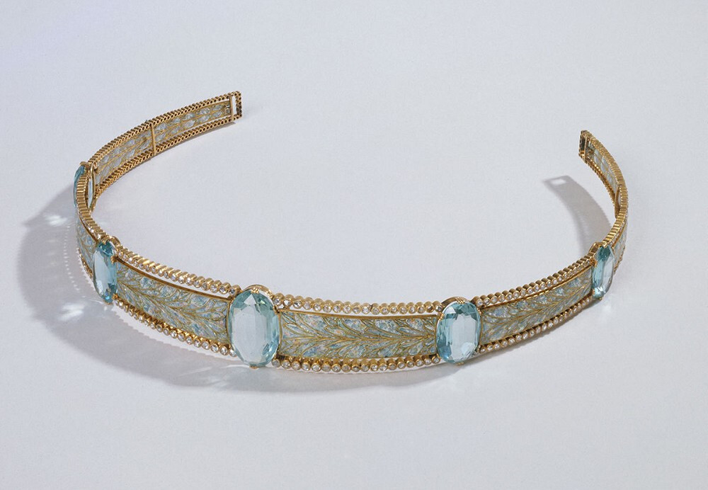  金质头冠，by 乔治·富凯，1910年
采用黄金制作，绘有彩色珐琅，镶嵌椭圆形切割海蓝宝石。