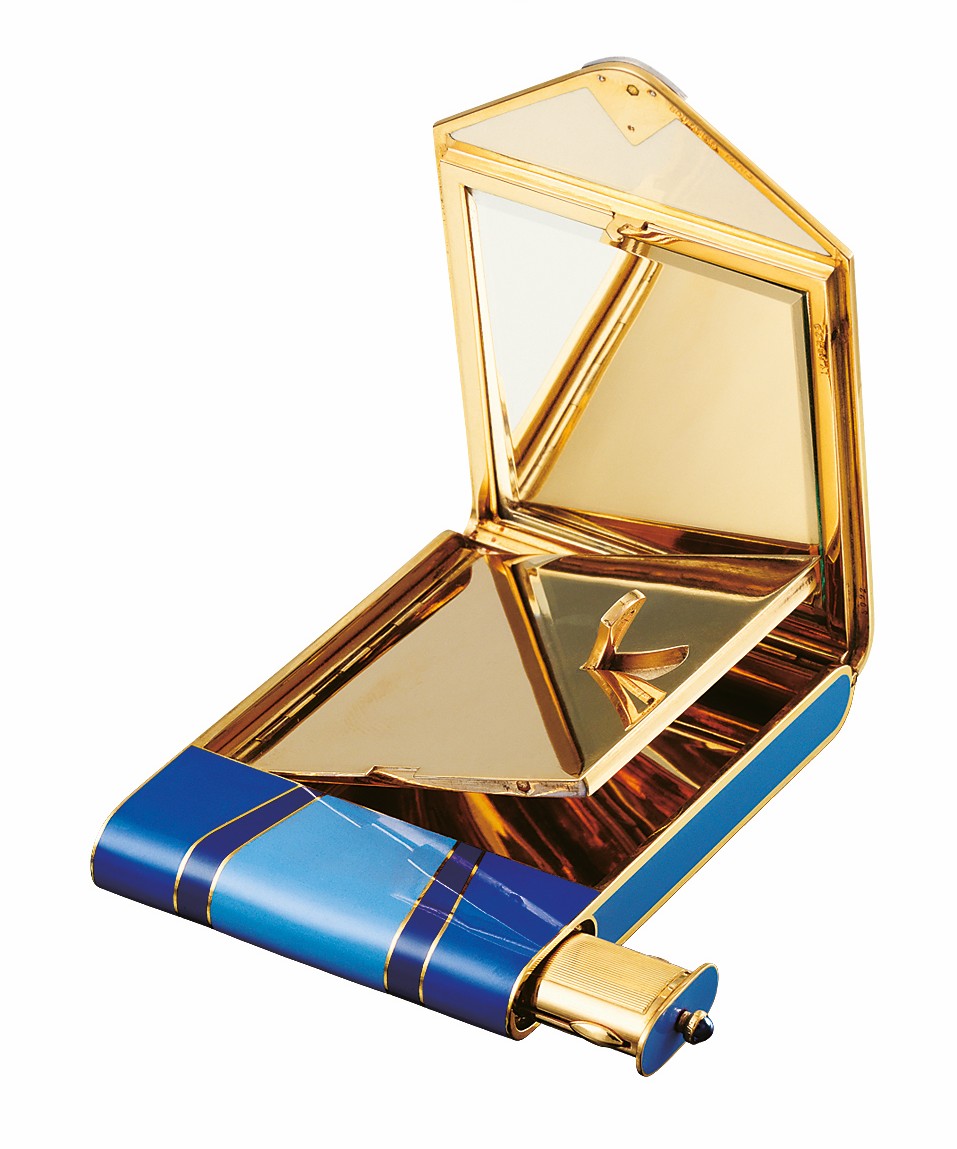  Envelope 化妆镜盒，约1925年
       采用黄金制作，绘有蓝色珐琅，镶嵌弧面切割蓝宝石和圆形切割钻石。