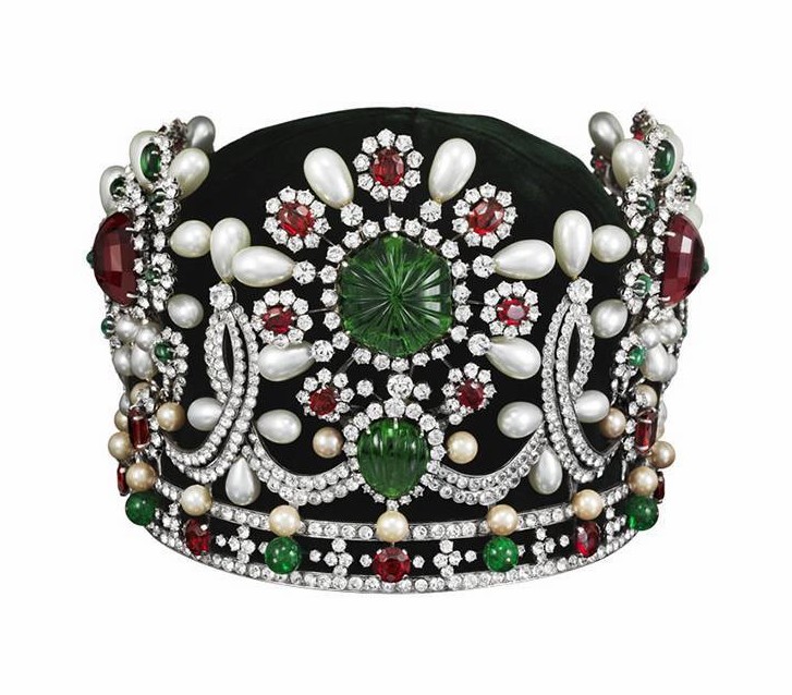  王冠（复制品），1967年
镶嵌雕刻祖母绿、红宝石、珍珠和钻石，为伊朗皇后 Farah Pahlavi 设计。