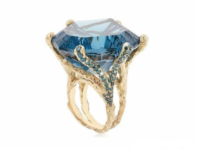 Ring Topaz King 18K金戒指，by Natalie Dissel
主石为一颗115克拉的伦敦蓝托帕石，采用凹面切割，18K金戒托镶嵌蓝色钻石。