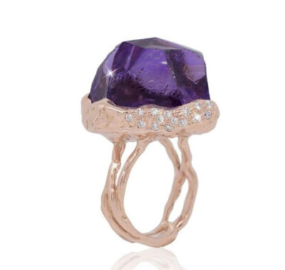  Rough GemRock Amethyst 玫瑰金戒指，by Natalie Dissel
主石为一颗2克拉的紫晶晶体，玫瑰金戒托镶嵌小颗钻石。