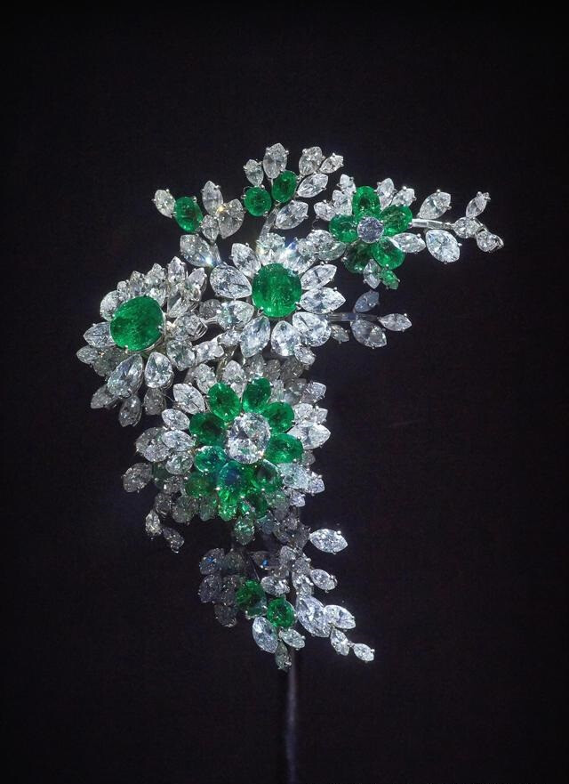 Tremblant 铂金弹簧胸针，by Bulgari，1960年
镶嵌钻石、祖母绿，采用明亮式切割、榄尖形切割和水滴形切割。
1960年，Elizabeth Taylor 的第四任丈夫 Eddie Fisher 送给她这款铂金镶嵌祖母绿与钻石的珠宝，即可作胸针也可作发饰。Bulgari 对传统的花形珠宝进行了创新设计及诠释，通过胸针花瓣上的弹簧装置形成一步一动的效果，随时散发华彩。