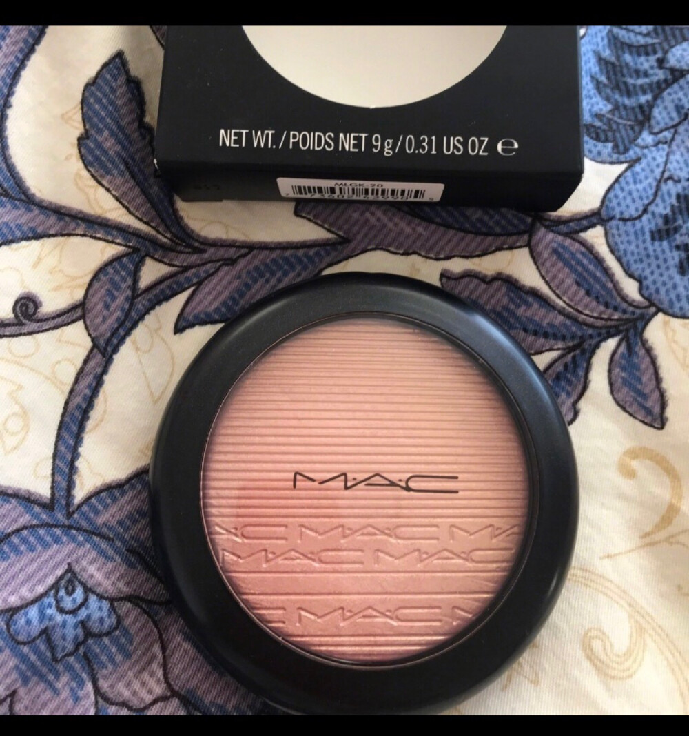 MAC高光粉饼Beaming blush，蜜桃色加金色偏光！这款虽然没有生姜代替款火爆，然而其实是更好看的。整个饼子有9g，其实是肥肠大一块惹。
一海淘app解锁滴，依然是勤俭持家的我。不过这块海淘一定要加固，不然真的肥肠容易碎！
东西是真的好东西，非常好用且貌美，也不显毛孔，值得Get！！