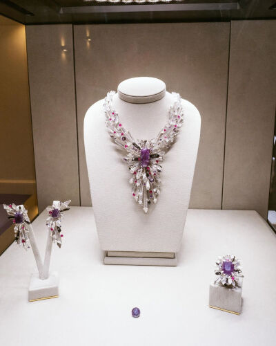 来自 frederic_mane_studio 的珠宝设计，珠宝作品展示。2（项链的主石是亚历山大变石（ALEXANDRITE）,又称金绿变石，是五大名贵宝石之一，属于金绿玉的变色品种。在日光或日光型光线下，它的颜色通常呈现灰绿、淡黄…