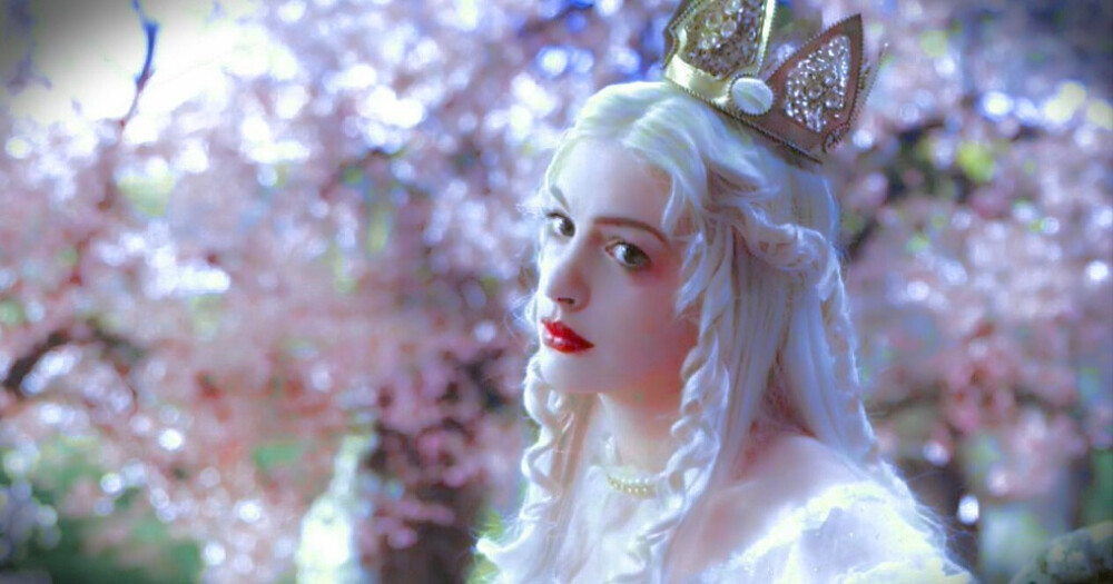 White Queen: Alice, you cannot live your life to please others. The choice must be yours, because when you step out to face that creature, you will step out alone. 「爱丽丝，你活著不是为了取悦别人；选择，掌握在自己手中，因为当你走出来面对那些怪兽，你就得战斗。」