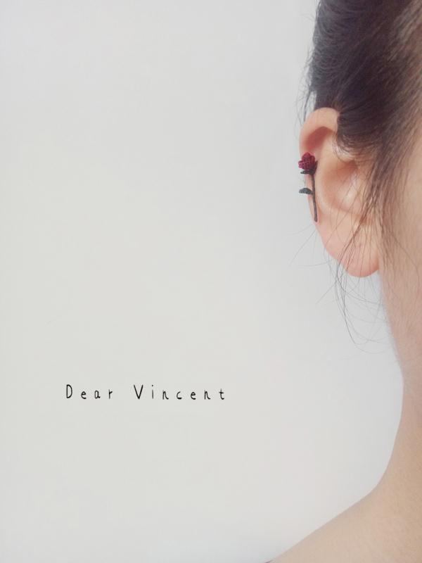 蕾丝线钩织玫瑰纯银耳钉 带上之后觉得不穿上裙子高跟鞋再喷点香水就对不住它~