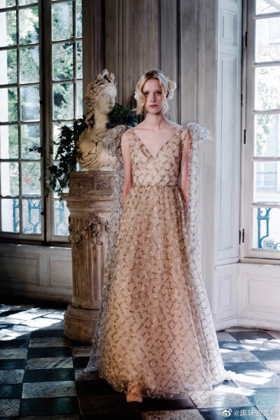 Runway | Luisa Beccaria Fall 2019 Couture，源于油画的灵感和质感。 ​​​