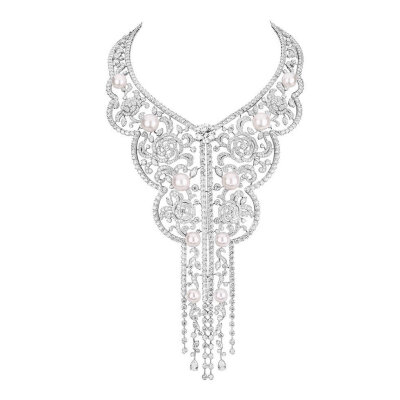 Chanel 高级珠宝系列——「Le Paris Russe de Chanel」，设计师从俄国的皇室宫殿、军职勋章、传统风俗、刺绣面料等多个领域中汲取灵感，重新演绎双头鹰徽章、Kokoshnik 头冠、Roubachka 长罩衫等主题，并巧妙融入 Ch…